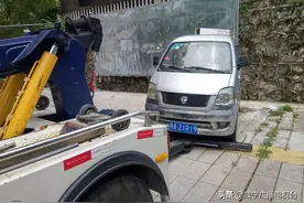 市民反映：停在书雅巷人行道上的“僵尸”面包车怎么无人管？图片