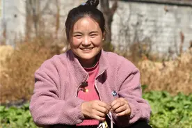 “春运母亲”11年后走出大山打工：5点起床捞海带喂海参，赚钱供孩子读书是最大心愿图片