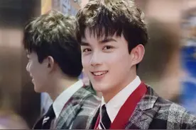 小奶狗真好磕！21岁吴磊戴针织帽露剑眉星目，手握书信温顺乖巧图片