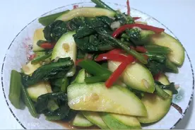 我家最爱吃西葫芦，尤其是和它一起炒，简单方便，营养又好吃图片