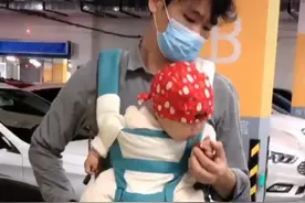 一家三口逛超市，回家后发现宝宝“偷”了东西，该不该还回去？图片