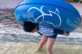 胡可晒小鱼儿玩水，吐槽拍不到正脸，孩子大了不爱拍照了图片