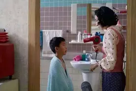 “我给儿子洗惯了”，异性父母给孩子洗澡，超出此年龄将有后患图片