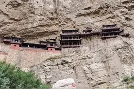 用几根木棍支撑的悬空寺，却千年不倒，古人的建筑智慧让人钦佩图片