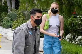 权游三傻和大7岁老公上街，穿背心秀肌肉线条，身体曲线清晰可见图片