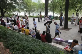 广州天河公园相亲角：现场跟赶集一样场面火爆，明码标价难觅爱情图片