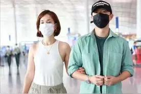 韩庚夫妇走机场，卢靖姗短发太显妈妈相，背心暴露副乳更是不雅观图片
