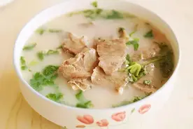 炖羊肉汤，用开水还是用冷水？牢记正确做法，羊汤浓白鲜香无膻味图片