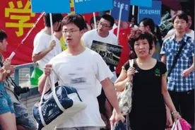 大学生向父母要生活费时，经常用这些“小手段”，学生：屡试不爽图片