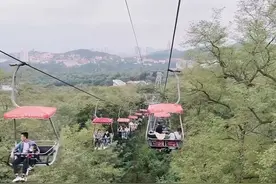 山东一情侣坐露天索道遇停电，被悬半空中不知所措：还下了点小雨图片