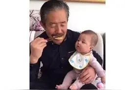 爷爷偷吃零食，被1岁孙子发现，祖孙“大战”开始，画面超搞笑图片