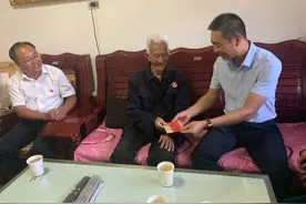 工农路街道“七一”建党节前走访慰问困难党员和老党员图片