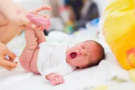 娃每次换尿不湿前都要“洗屁屁”？小心过犹不及，做的父母快停手图片