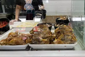 探访 | 成网红，卖断货？北京部分熟食店鸡架销量翻一倍图片