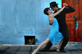 Takes two to tango 两个人才能跳探戈 谁都逃不掉图片