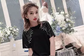 女人上了年纪买“短袖”也有讲究，尽量避开这三点，显瘦还有气质图片