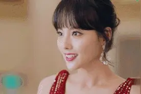 37岁张钧甯嫩回少女，米色风衣配小白鞋又美又飒，这身材我服了！图片