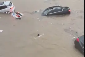 京广路隧道救人者：我意识到能救他们才往下跳的图片