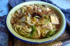 冬吃白菜保平安，白菜豆腐这么炖，汤鲜味美，快给家人炖一锅图片