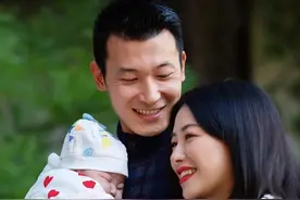 朱珠产后首晒全家福！富商老公怀抱妻女笑开怀，宝宝高颜值更像妈图片