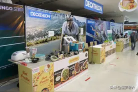 曼谷超市一派冷清，餐馆只接受堂食，看的人多，买的人少图片