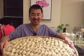 陈建斌蒋勤勤爱巢：一家人在茶几上吃饭，每顿饭都吃海鲜图片