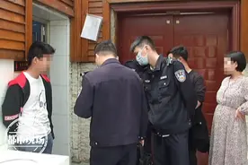 “她是个孕妇！”女友上厕所被偷拍，抓出来竟是16岁少年图片