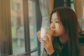 故事：房卡被换她误入上司房间，一觉醒来他表白“我们谈个恋爱”图片