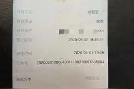 美女走夜路回家被持刀男拦路抢劫，称没带现金后，劫匪竟掏出个二维码图片