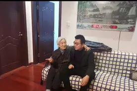 郭威首次看望姥姥，90岁姥姥搂着外孙促膝长谈，唯恐将孙子弄丢图片