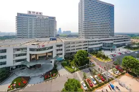 东莞千亿首富，不上市不融资，手握四大王牌企业，财富至今是个谜图片