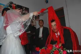 直击：农村特殊的婚礼，新郎的母亲在一旁偷偷落泪，图5太羞辱人图片