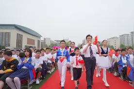 校长激情“领唱”，千名富乐国际学子把赞歌唱给党听图片
