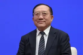 中国第一份专利证书长啥样？今天国新办发布会台上现场展示视频封面