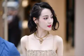 迪丽热巴终于换风格了，鎏金色吊带裙奢华贵气，小骨架身材很惊艳图片