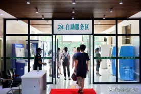 咸宁市政务服务中心自助服务区正式启用   24小时便民服务“不打烊”图片