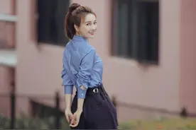 吴昕小蛮腰是穿出来的，蓝色衬衫搭黑色短裤，真奏效，谁会不心动图片