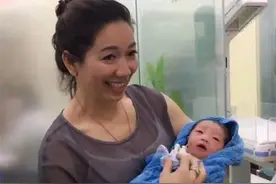 “超年轻外婆”火了，去医院看孙子，却因颜值太高走红图片