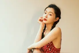 宋轶法式波点红裙复古优雅，新剧《赘婿》拍摄中图片