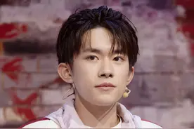 易烊千玺被质疑年龄造假，疑似不是00后，粉丝拿出证据打脸网友图片