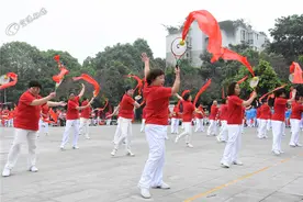 瞧！这柔力球玩得，棒极了图片