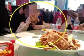 奶奶带5岁孙子参加喜宴，事后全家被拉黑，得知真相妈妈火冒三丈图片
