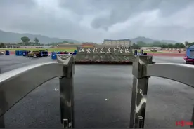 “安全带缠在脖子上，嘴角有血迹”！27岁男教师失联后，在车内离奇身亡图片