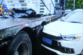 先被追尾，接着被摔下拖车……新车瞬间变废车图片