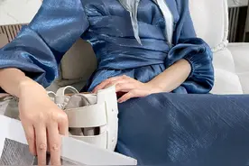 40岁女人穿衣要“显贵”，建议多穿这3种衣服，简约又高级图片