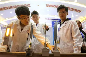 “我赔不起怎么办”，粗心大学生误拔实验室插座，导致仪器损坏图片