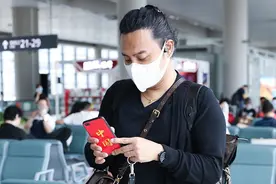 49岁陈志朋素颜亮相皮肤黝黑，用“中国红”手机壳图片