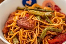 五花肉豆角焖面，多加了一种食材，面条味道更加浓郁可口图片