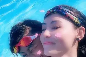 张柏芝与二儿子合照。儿子背后怀抱妈妈，难掩幸福图片