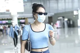 袁娅维穿泡泡袖短上衣秀蛮腰 戴墨镜挎链条包气场十足图片